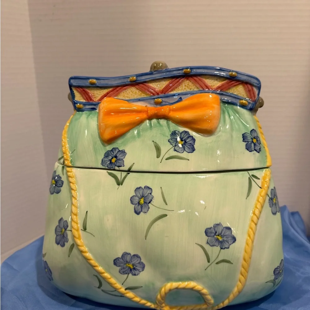Vintage ceramic cookie jar with lift off lid